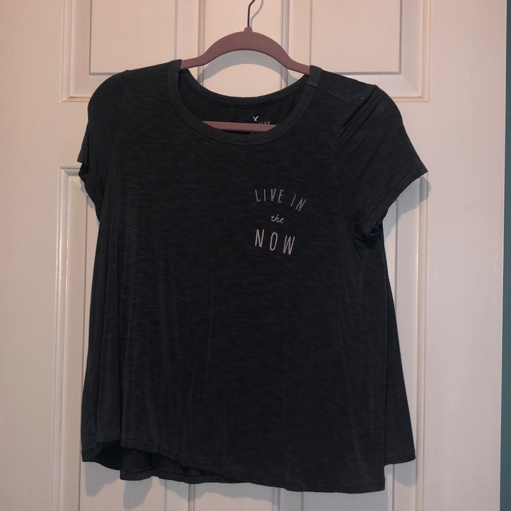 Blue short sleeve AEO top, says “live in the now”